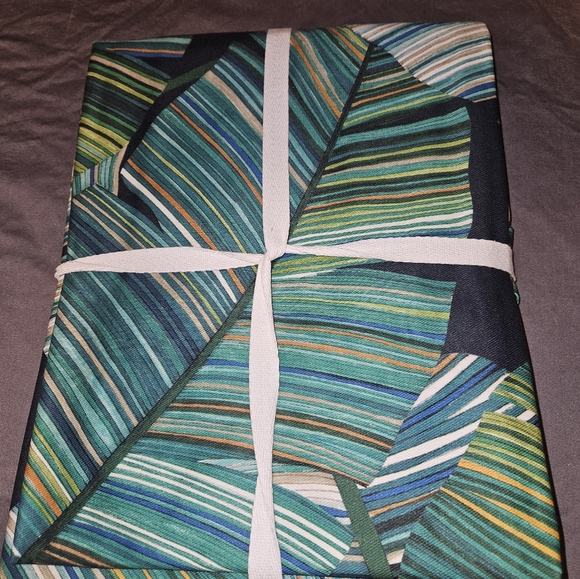 WILLIAMS SONOMA 70" ROUND TABLECLOTH w/UMBRELLA HOLE AND ZIPPER OILCLOTH PALM - Picture 5 of 5